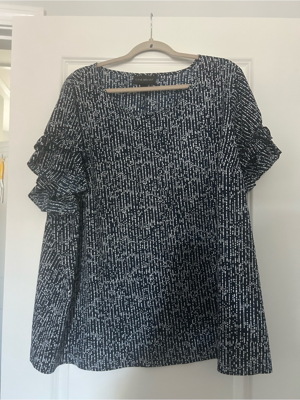 Lane Bryant Navy & White Printed Ruffle Sleeve Women's Top. Size 24